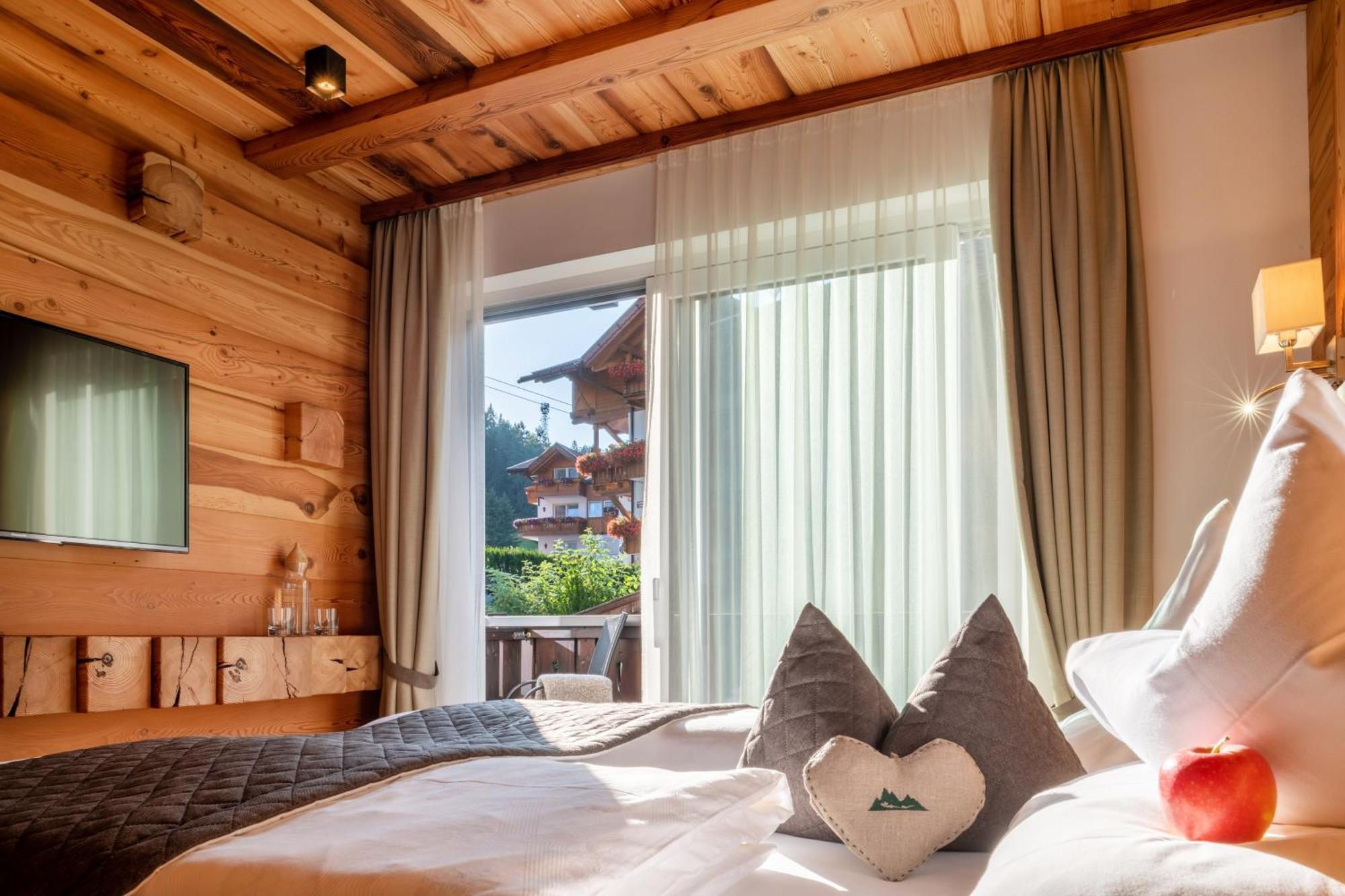 Chalet Elisabeth Dolomites Alpin & Charme Hotel Selva di Val Gardena Ngoại thất bức ảnh